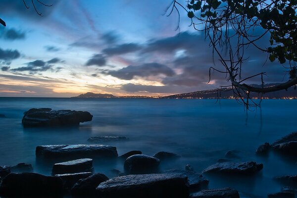 Costa de la tarde con piedras