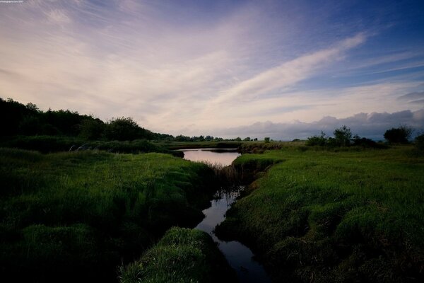 Paysage avec rivière et beau ciel