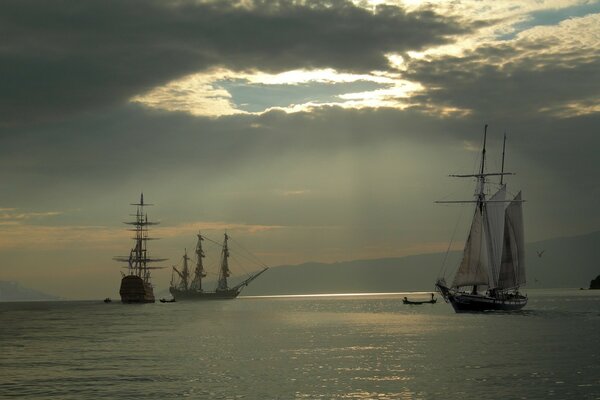 Segelboot und Jaha auf bewölktem Himmel Hintergrund