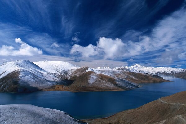 Colline innevate nelle montagne vicino al fiume