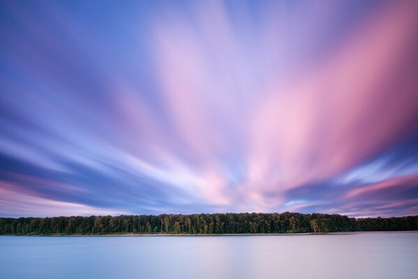 Nubes Rosadas sobre el bosque y el lago