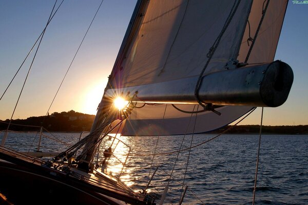 Camino a casa en un yate por una hermosa puesta de sol en el mar