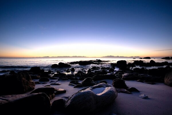 Piedras de la orilla amanecer de la mañana