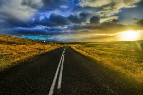 Strada lunga che va in lontananza