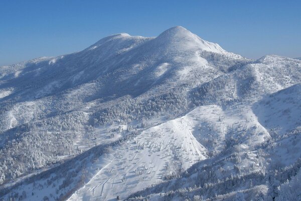 En hiver, la pente de la montagne est représentée en bleu