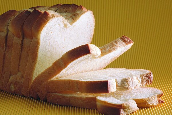 Fette di pane su sfondo giallo