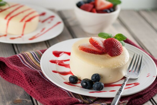 Dessert aux fruits sur une assiette de bleuets