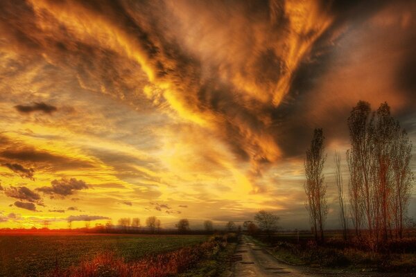 Hermosa puesta de sol con nubes