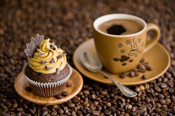 Postre de chocolate en platillo y café