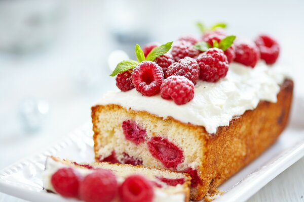 Muffin mit Himbeeren auf weißem Teller