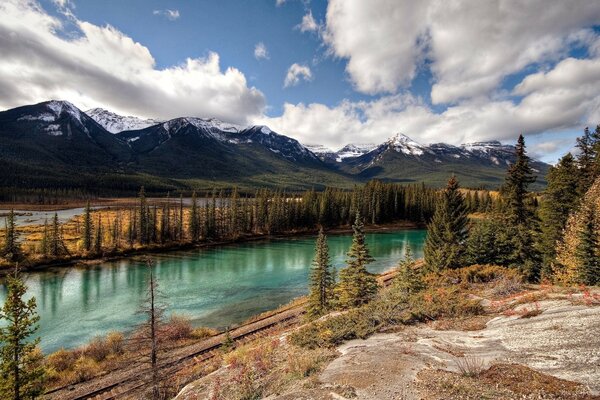 Route qui longe la belle rivière verte dans les montagnes