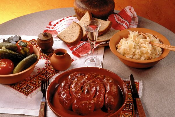 Cena de carne de encurtidos y pan