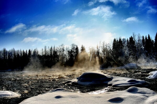 Rivière en hiver dans la neige