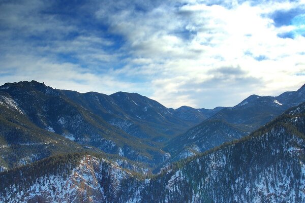 Berg verschneiten Wald im Winter