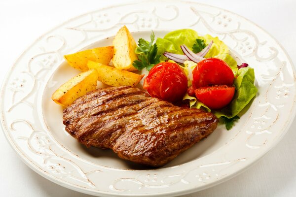 Côtelette de viande juteuse avec pommes de terre frites croustillantes