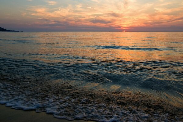 Sole che tramonta al tramonto sul mare