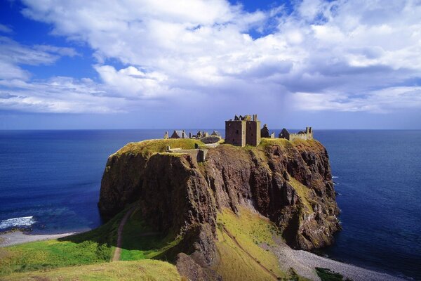 Rosewalins del castillo en un promontorio cerca del río