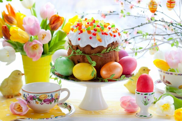 Mesa de Pascua con kulich y huevos