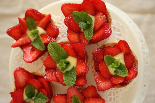 Tartaletas decoradas con flores de fresa 