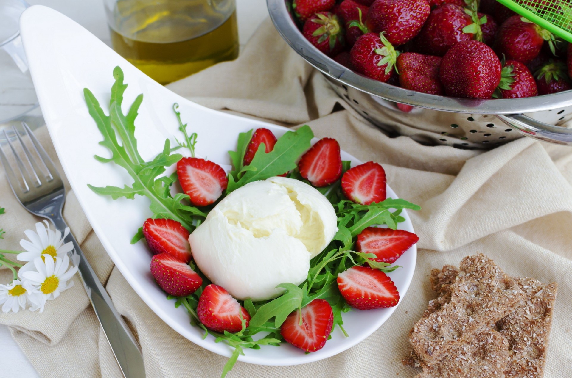 fragole pane margherite bacche rucola lattuga formaggio forchetta