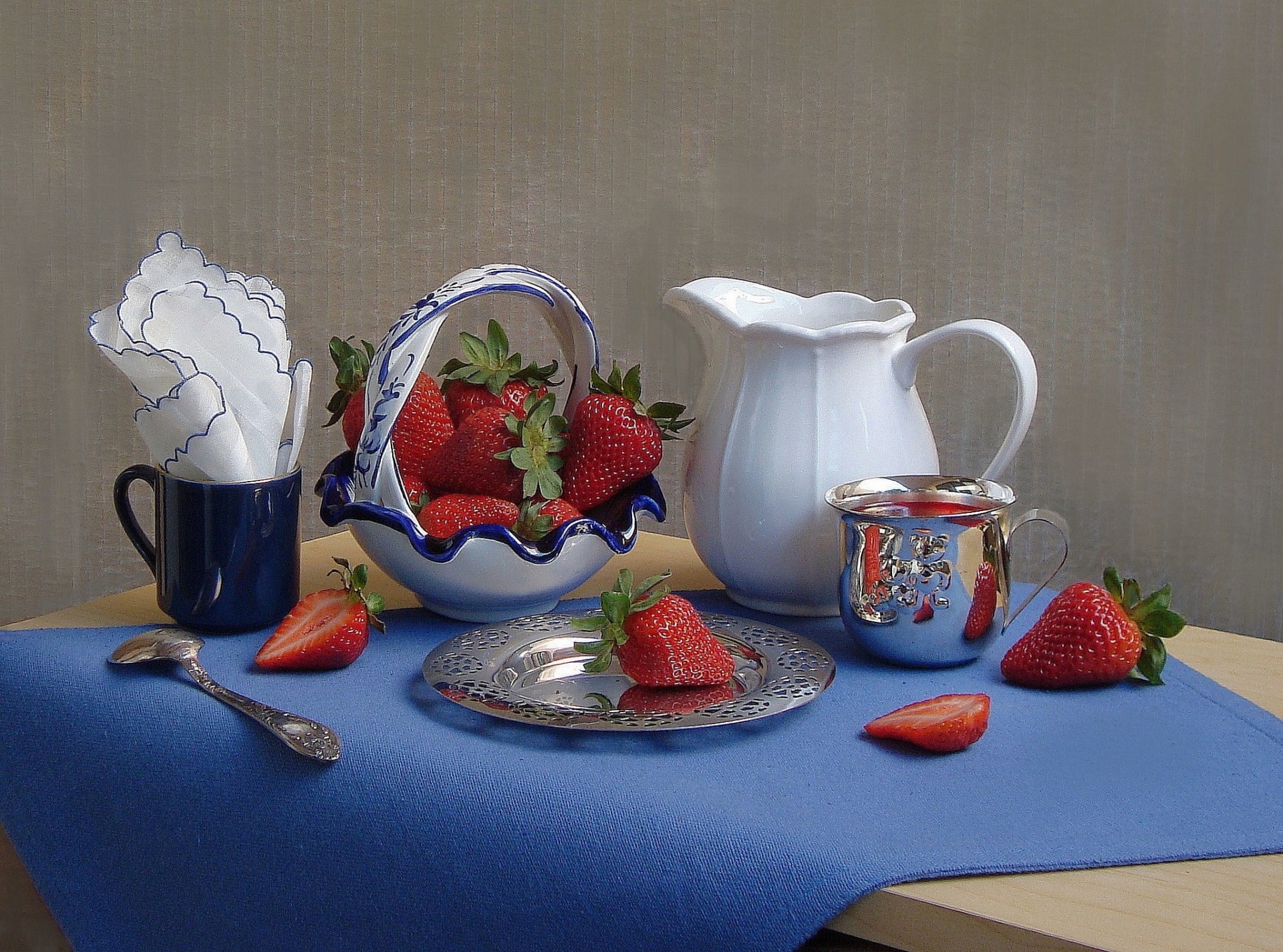 tasse fraise serviettes lit baies vase cruche