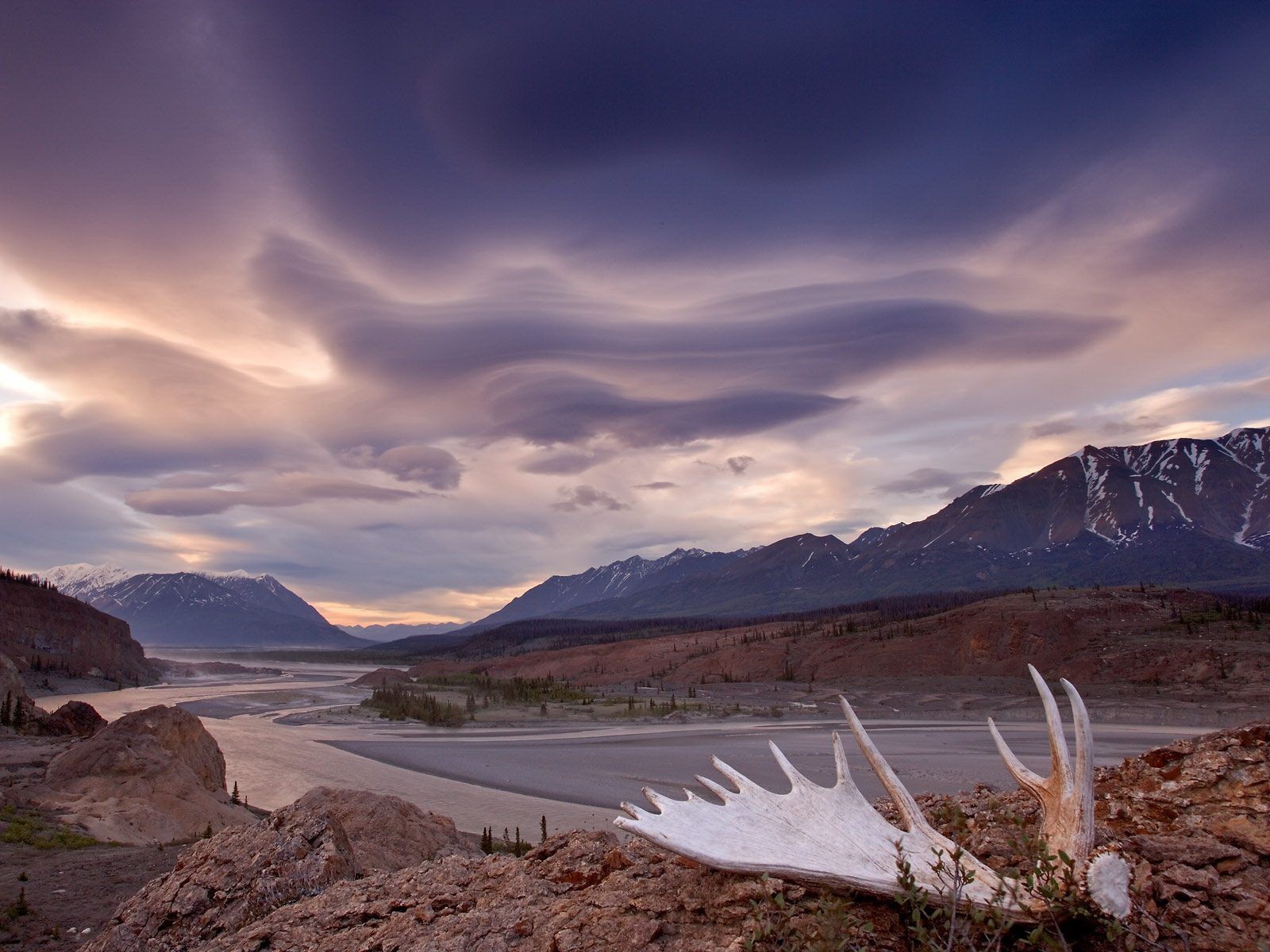 montañas cuernos río nubes