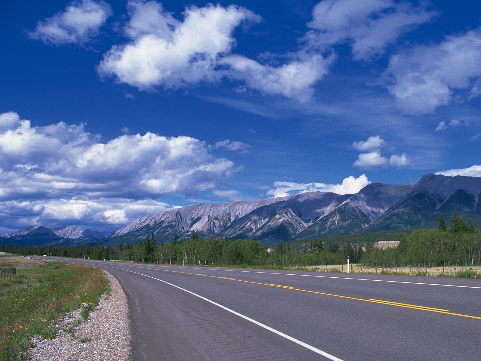 route montagnes nuages