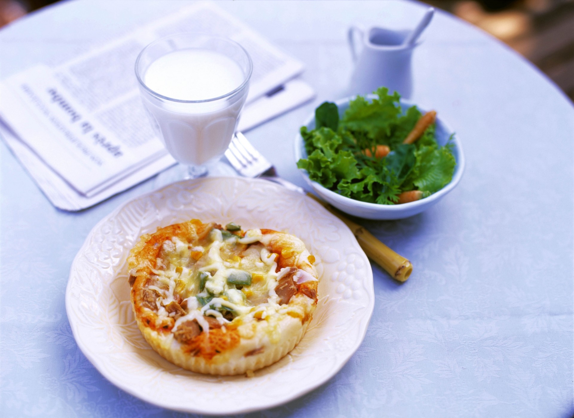 frühstück gebäck tafel grünzeug gabel essen milch zeitung glas tisch