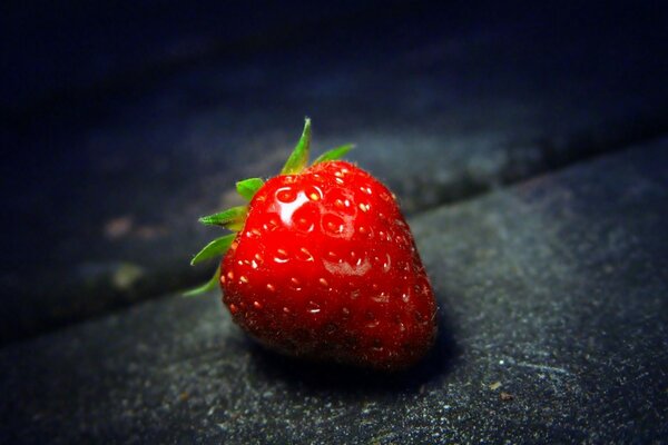 Fragole dolci Mature su sfondo scuro