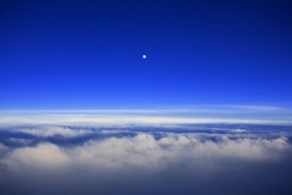 Neumond am blauen Himmel