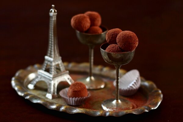 Truffes au chocolat sur un plateau d argent