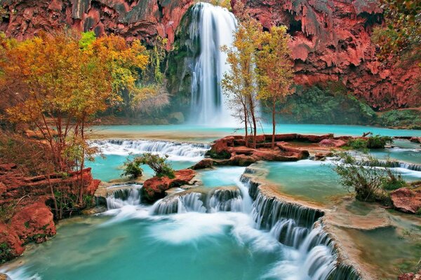 Cascade parmi les arbres colorés