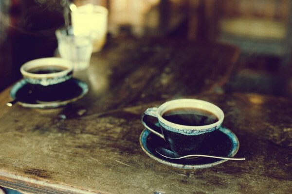 Due tazze di caffè sul tavolo