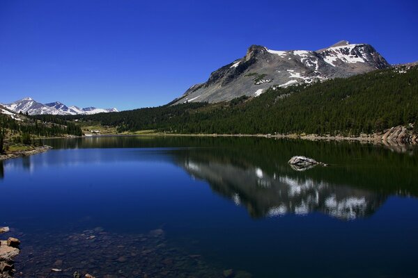 Montagnes sur fond de beau lac