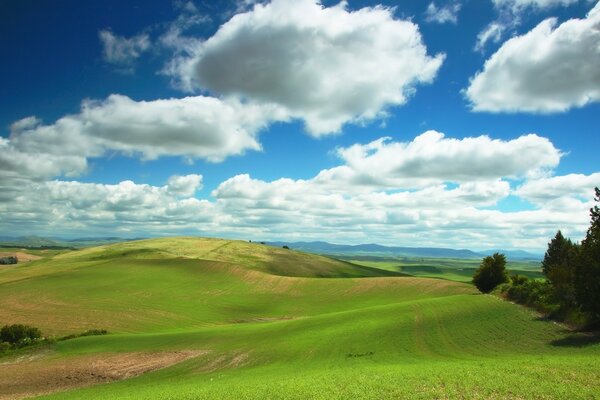 Hermoso paisaje con colinas y nubes