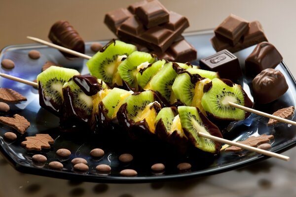 Fruta de kiwi regada con chocolate