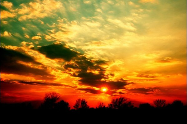 Ein leuchtend purpurroter Sonnenuntergang erhellte den ganzen Himmel