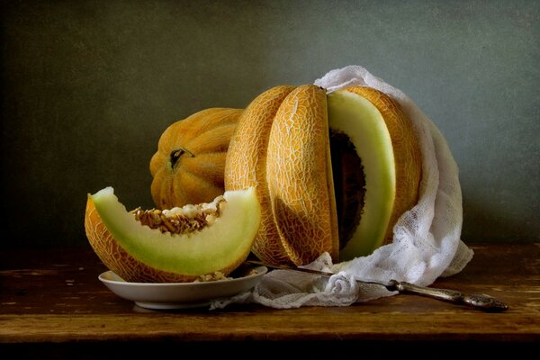 Stillleben mit geschnittenen Melonen