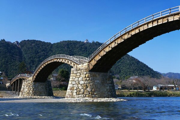 Puente en Japón sobre un río tranquilo