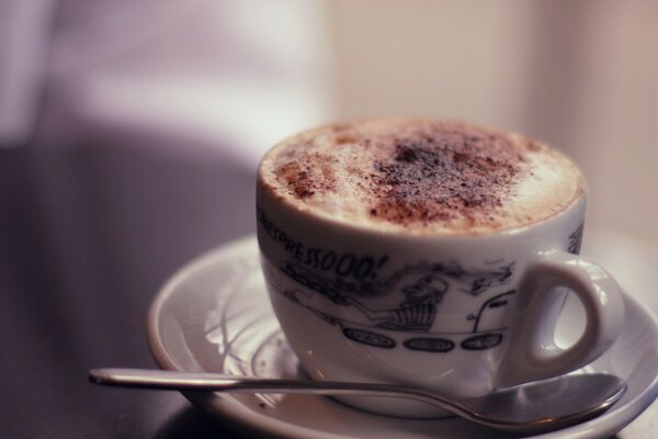 Soucoupe et kruyuka avec café sur fond clair