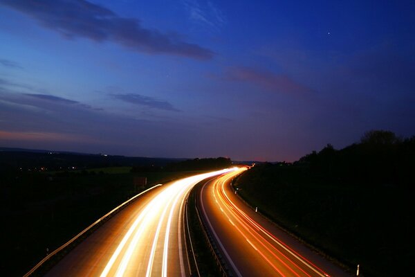 Strada illuminante in lontananza la sera