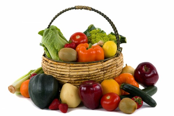 Cesta de mimbre con verduras sobre fondo blanco