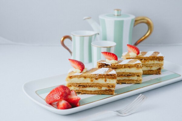 Postre de fresa y juego de té