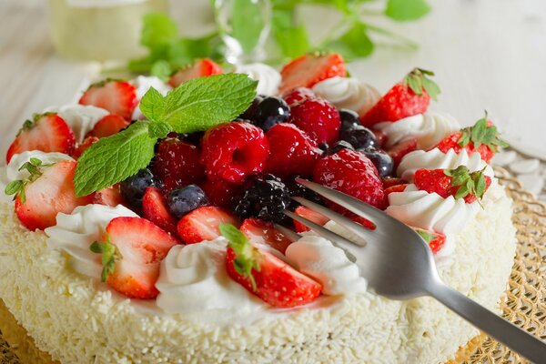 Cake with strawberries and raspberries