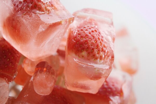 Fresas congeladas en trozos de hielo