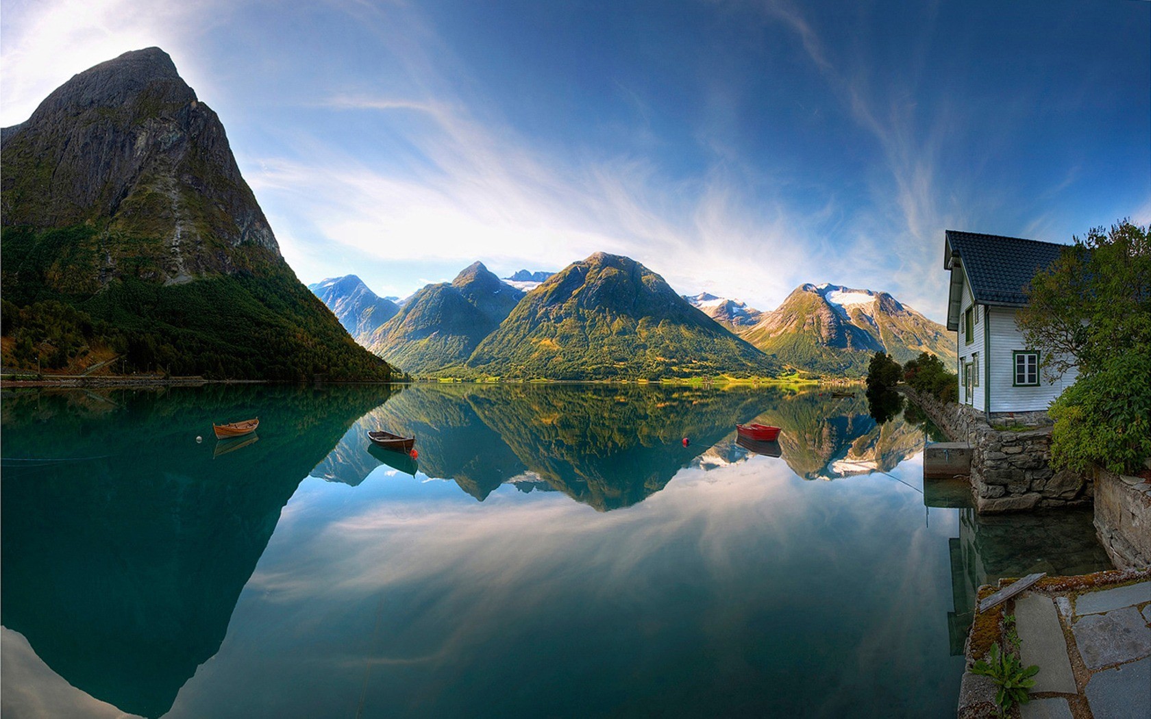 noruega barcos lago montañas