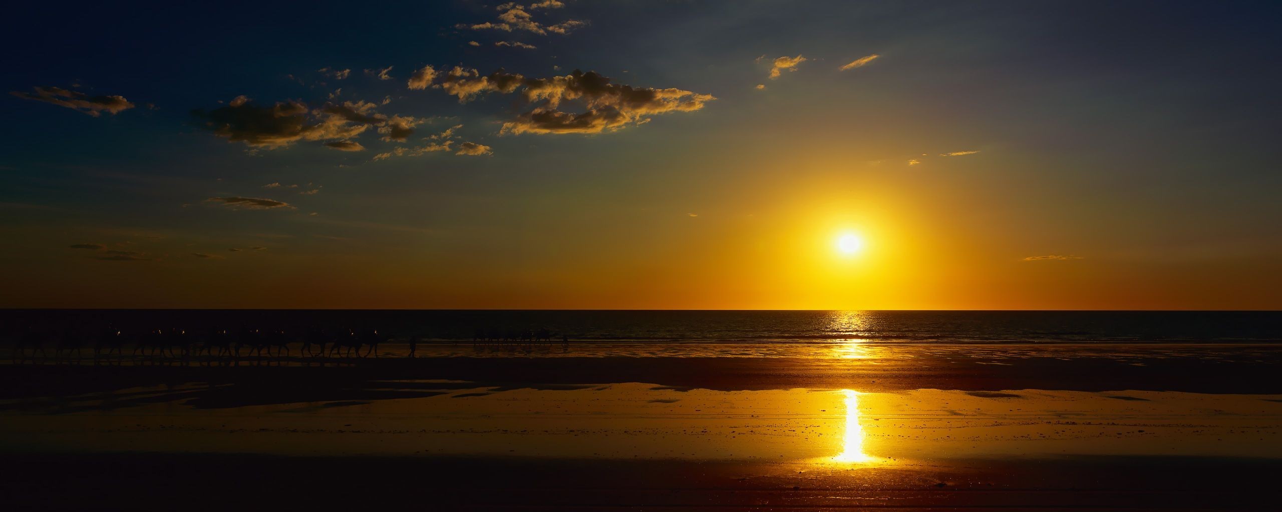 plage coucher de soleil nuages