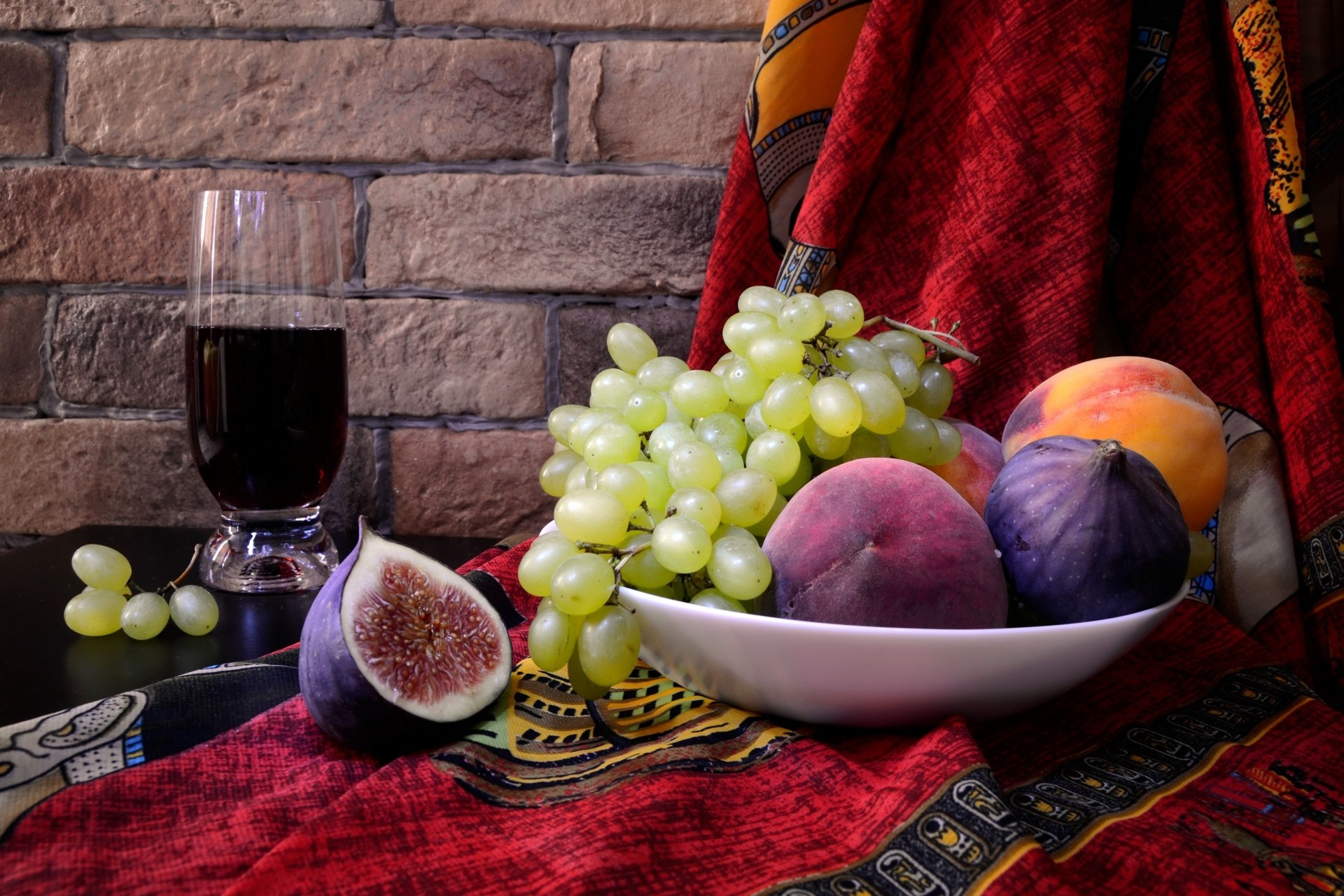 fruits grapes juice plate fig