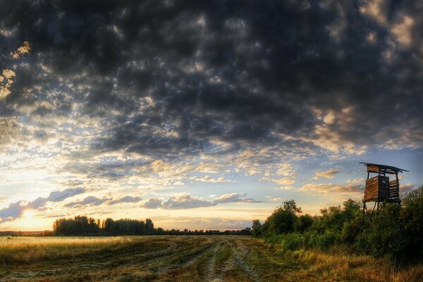 Champ rustique dans les nuages soir