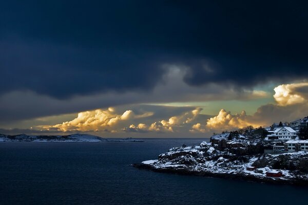 Eine verschneite Insel mit Häusern darauf